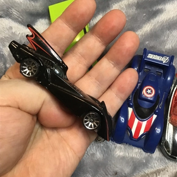 Various collectors hot wheels cars, great shape, 007, Batman - Picture 14 of 16